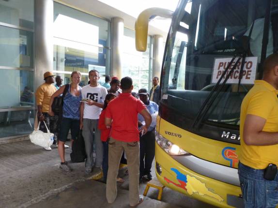 Em Santo Domingo (Rep. Dominicana), abordando nosso ônibus para Port-au-Prince, capital do Haiti